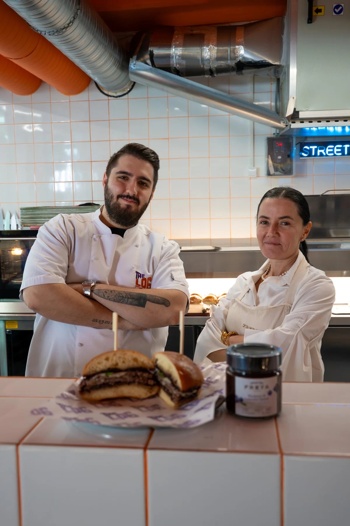 Freya ve The Log şefi, burger ve sosla mutfakta birlikte