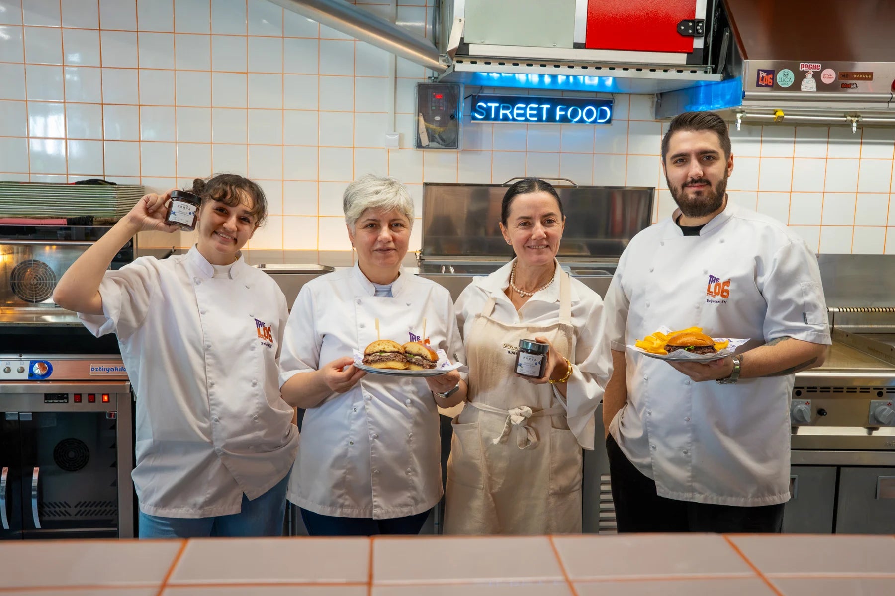 Freya ve The Log ekibi, hazırladıkları burgerler ve Blueberry Lavender sosuyla mutfakta