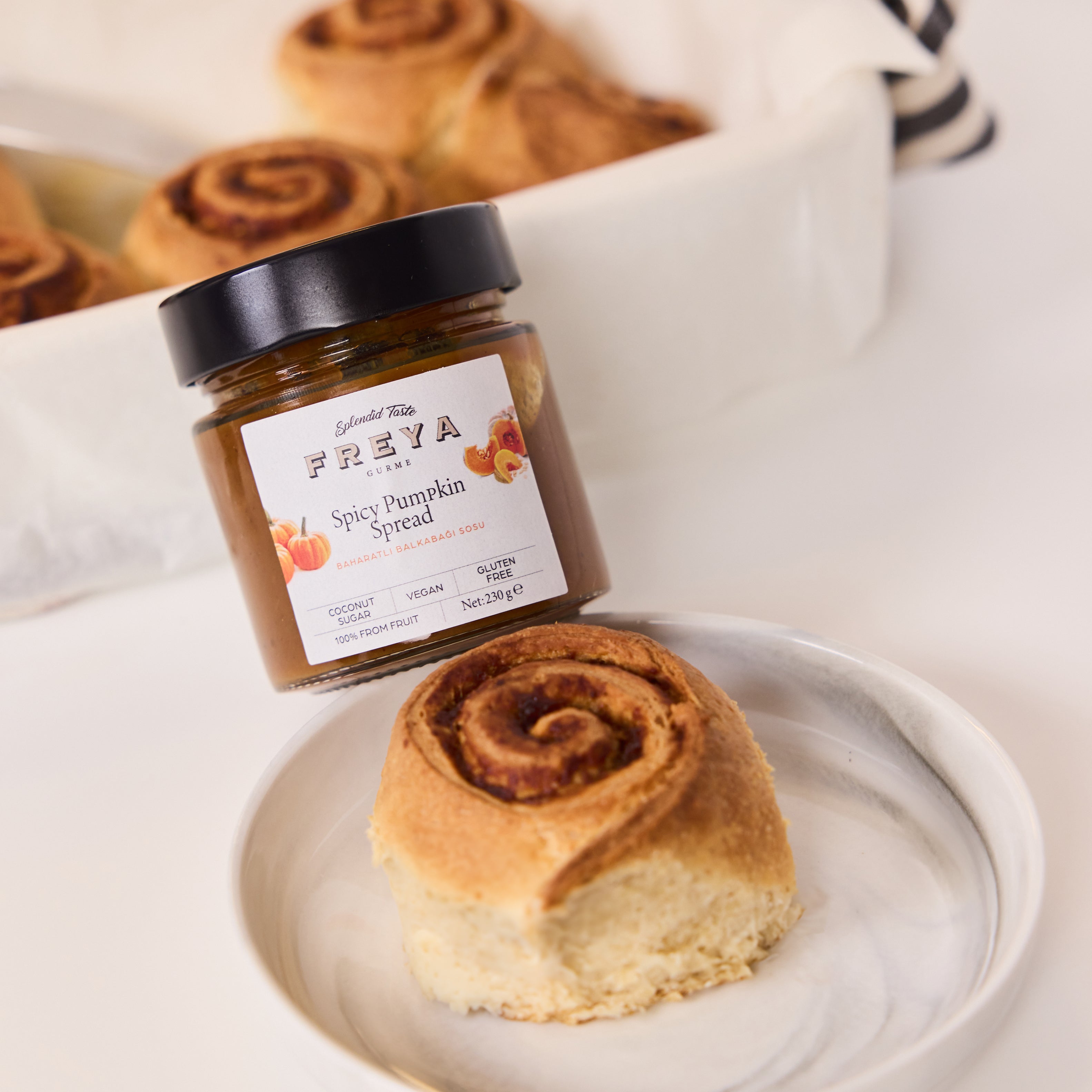 Easy Spicy Pumpkin Roll