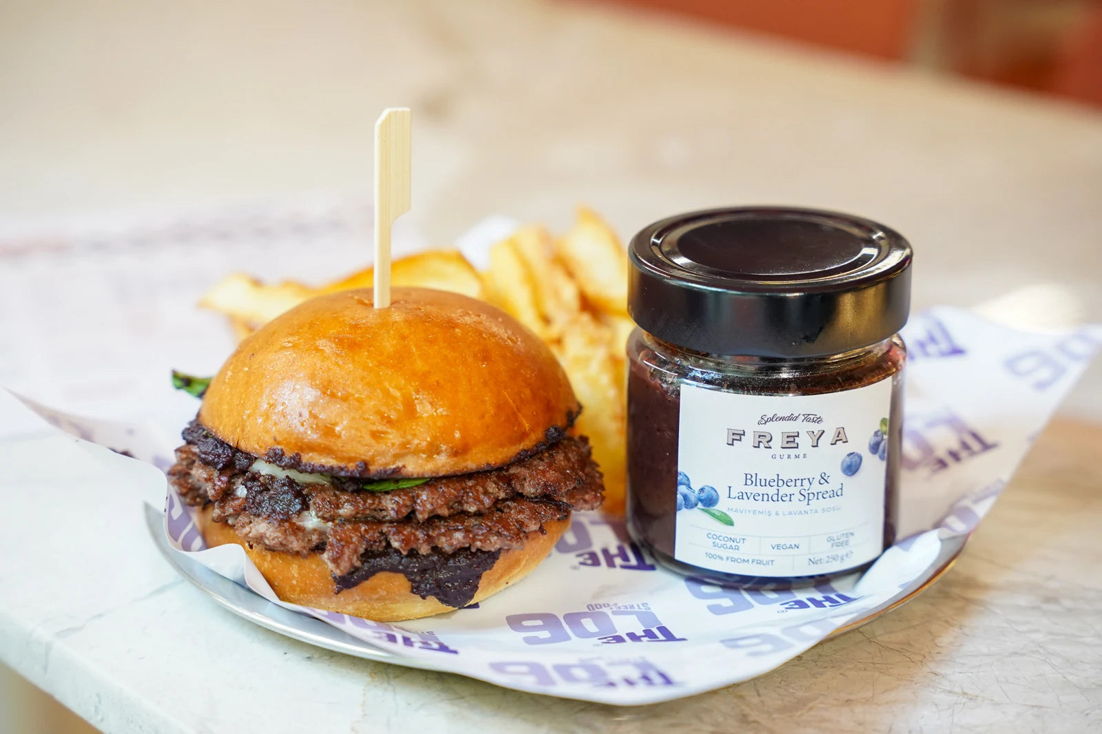 Freya Blueberry Lavender sosuyla The Log burger ve patates sunumu
